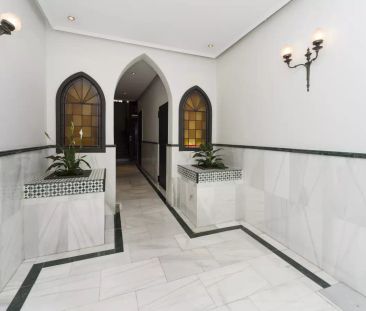 Spacious room with desk in 9-bedroom apartment, Malasaña - Females Only - Foto 4