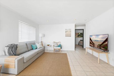 Refurbished Apartment With Ocean View - Photo 3