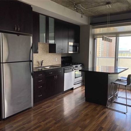 KING WEST CORNER LOFT 2 BEDS 2 BATHS PARKING AND LOCKER INCLD - Photo 1