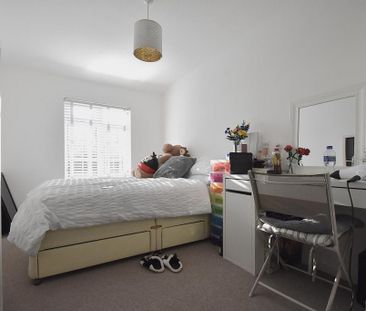 3 bedroom end of terrace house to rent - Photo 2
