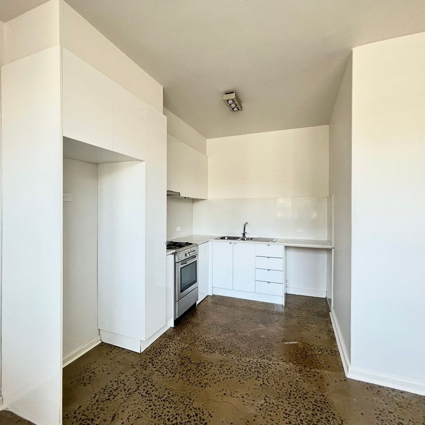 FRESHLY PAINTED ONE BEDROOM APARTMENT WITH PRIVATE COURTYARD - Photo 1