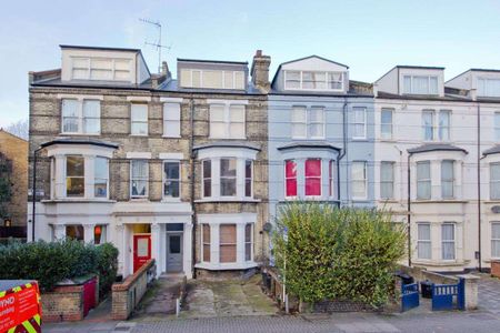 A large two double bedroom apartment situated on the first floor of a period conversion just moments from Caledonian Road station. - Photo 3