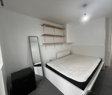 Room in a Shared House, Kenley Road, SW19 - Photo 3