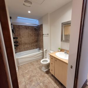 Logement Lumineux 5 1/2 - Haut Duplex - Photo 2