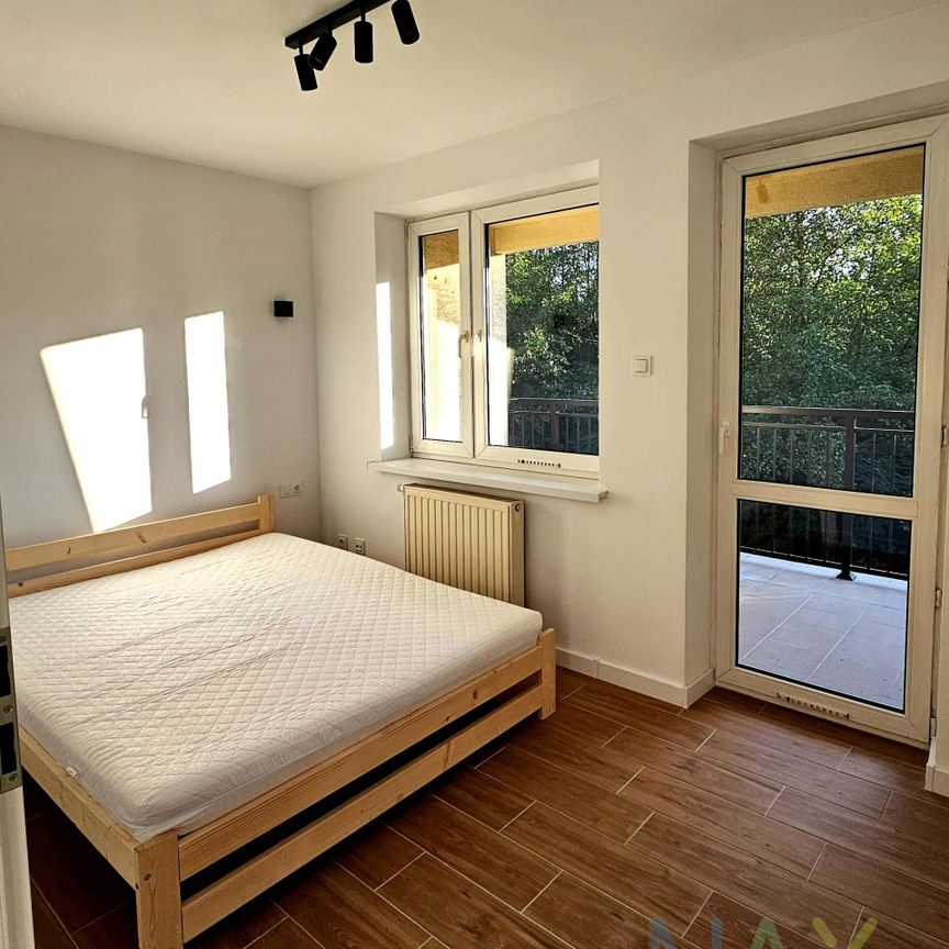 Swieżo wyremontowane 2 pokoje z dużym balkonem - Zdjęcie 1