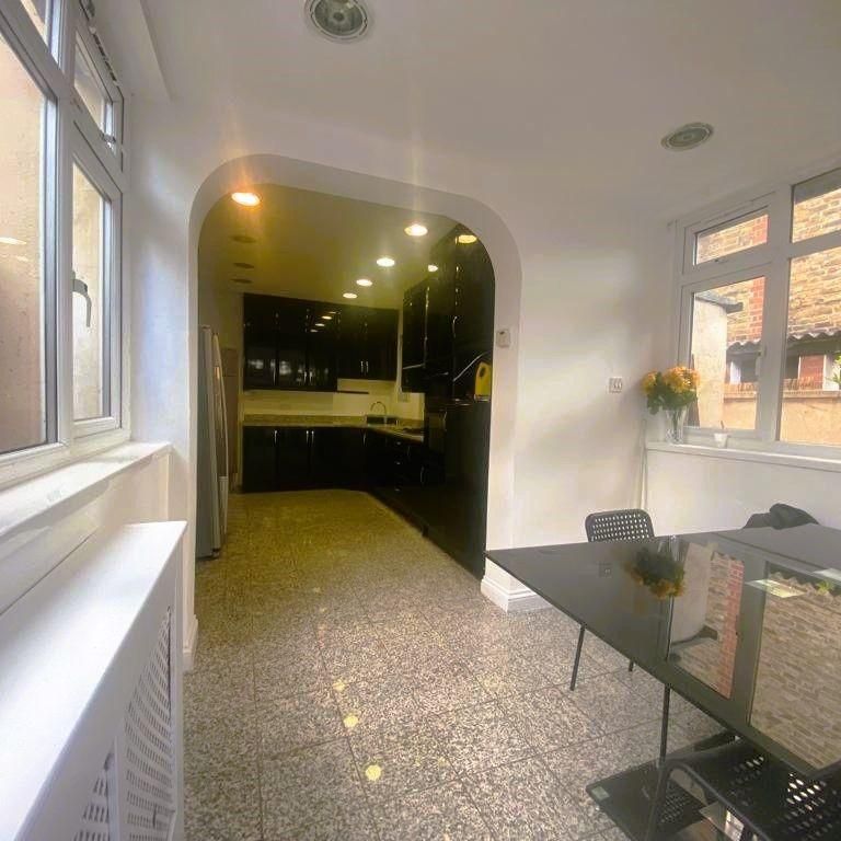 4 bedroom semi-detached house to rent - Photo 1