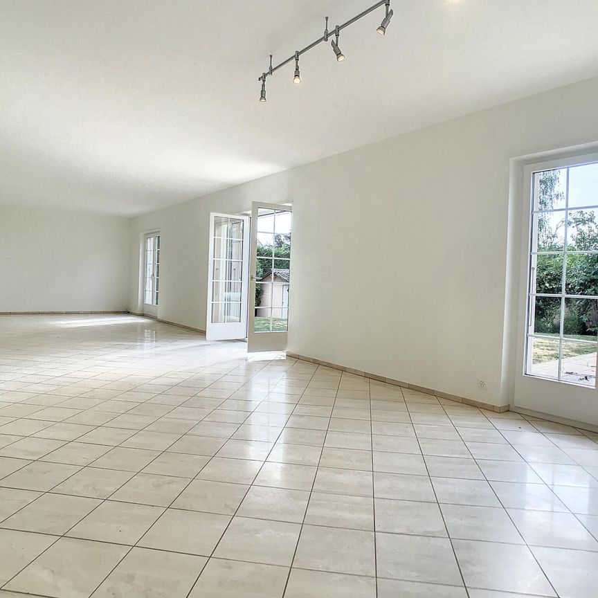 Superb villa with pool and garden - Photo 1