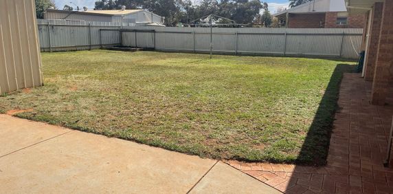 Huge property in quiet street. - Photo 2