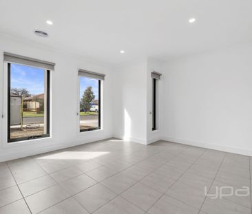 THREE BEDROOM TOWNHOUSE - Photo 1