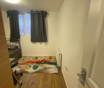 Room in a Shared House, London, E13 - Photo 4