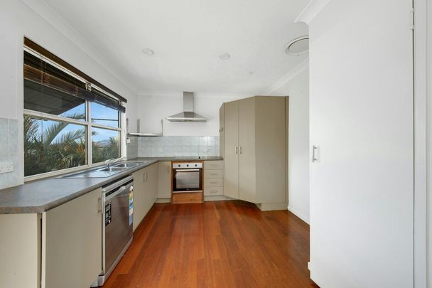 SPACIOUS FAMILY HOME WITH LARGE RUMPUS ROOM DOWNSTAIRS - Photo 1