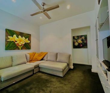 BOUTIQUE VILLA IN PRIZED BEACHSIDE POCKET! - Photo 3