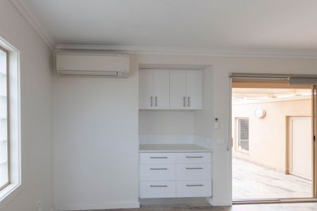 Ultra-Modern 2 story studio - Photo 4