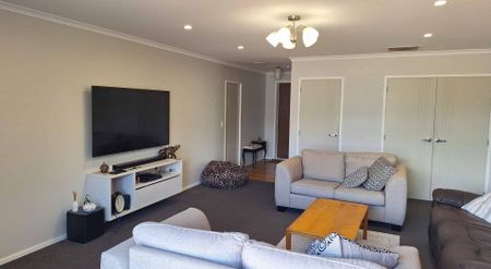 Modern 4 Bedroom Home - Photo 2