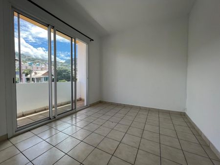 Location Appartement 3 pièces 74m² ST DENIS 97400 - Photo 2