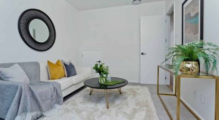 Modern 4-Bedroom Home with Study Room in Milford - Photo 2