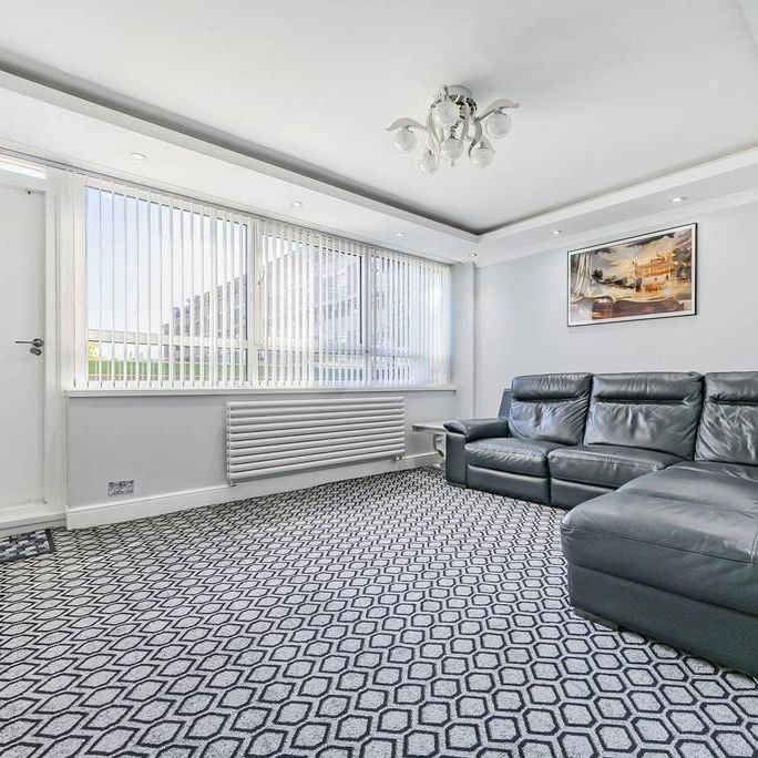 3 bedroom flat to rent - Photo 1