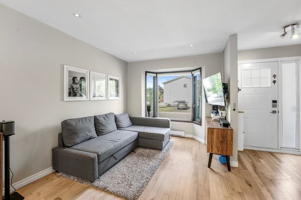 Beautiful 3-Bedroom Townhome for Rent in Sought-After Pointe-Claire. - Photo 1