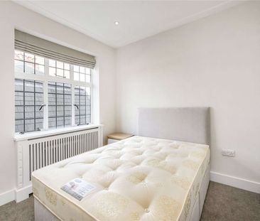 *Maximum occupancy of two sharers* Recently refurbished three bedroom flat in a portered building located at Brompton Cross in the heart of South Kensington. - Photo 1