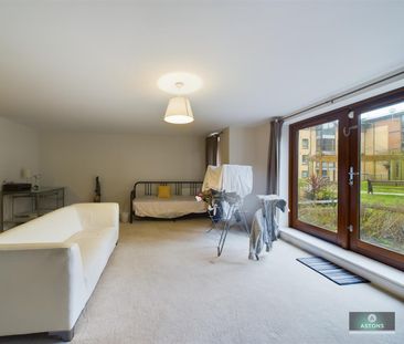 Commonwealth Drive, Crawley - Photo 1