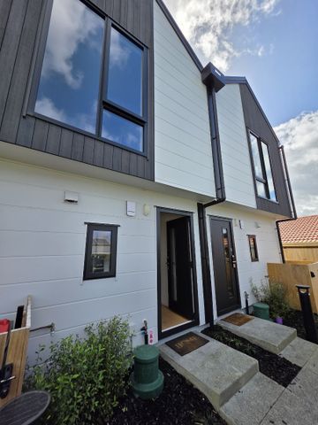 Sunny 2 Bedroom 2 Bathroom with one parking space near new family home - Photo 4