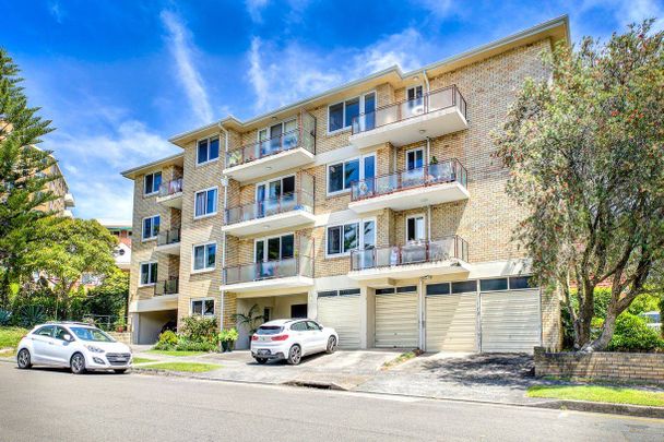 Stunning Renovated 2 Bedroom Apartment - Photo 1