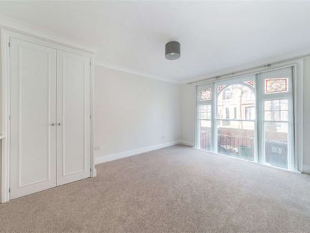Lovely three bedroom maisonette with a garden conveniently located on Wandsworth Bridge Road. - Photo 5