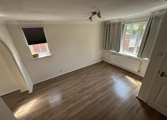 3 bedroom house - semi-detached to rent - Photo 1