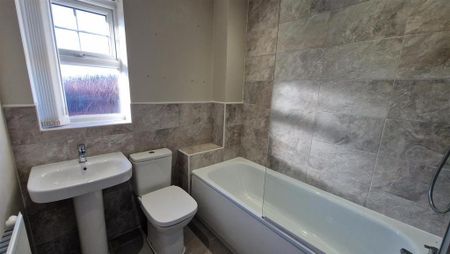 3 bedroom semi-detached house to rent - Photo 5