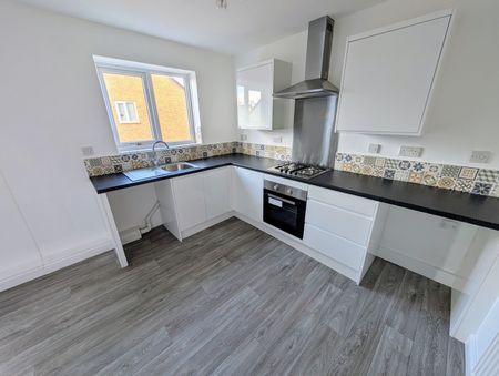 A 3 Bedroom Terraced - Photo 2