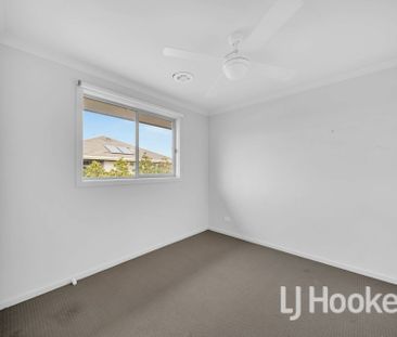 Family House with a Nice Layout in Point Cook for Lease! - Photo 4