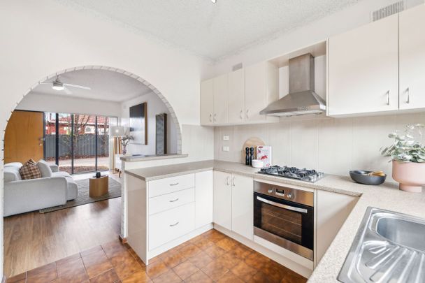 Stunning townhouse in excellent location & Renovated! - Photo 1