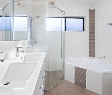 Stunning 4-Bedroom House in Prime Kiama Location - Photo 4