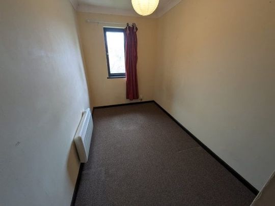 Horley 2 bedroom flat to rent - Photo 1