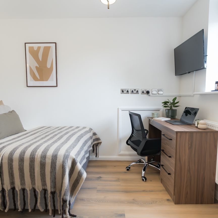 Apt 905, Cambridge House - Photo 1