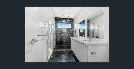 LUXURY LIVING IN PRIME LOCALE - Photo 5