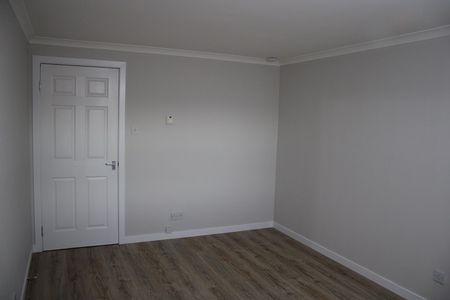 IMMACULATE 2 BED FLAT – BROCHTIE COURT, BROUGHTY FERRY - Photo 5