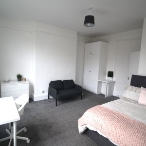 1 Bedroom Apartment - Photo 2