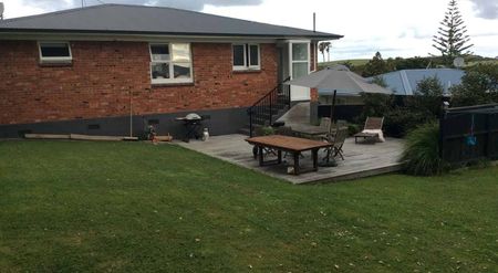 Magical Melton - big bathroom & massive yard - Photo 2