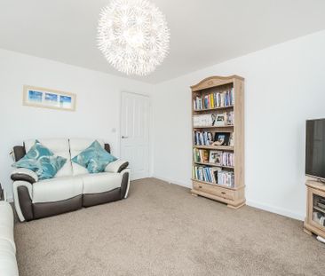 3 bedroom end of terrace house to rent - Photo 2