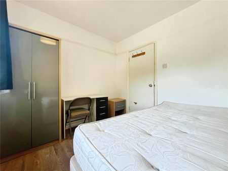 Larchwood Drive, Englefield Green, Egham, Surrey, TW20 0SH - Photo 2