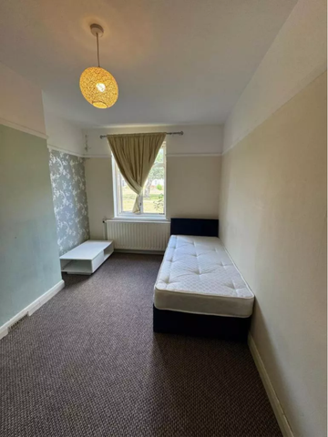 1 bedroom in a house share to rent - Photo 2