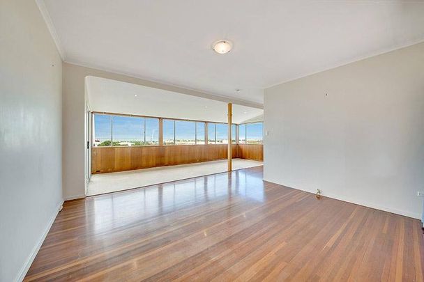 A Classic on Auckland Hill - Photo 1