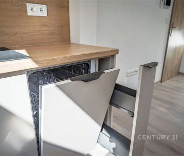Pronájem útulného podkrovního bytu 1+kk (35,9 m - Photo 1