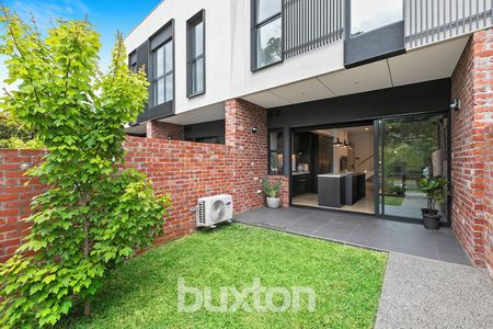 Stunning, Executive 2 Bedroom, 2 Bathroom Townhouse! - Photo 5