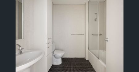 Two bedroom apartment, freshly updated w/ natural light t/out - Photo 4