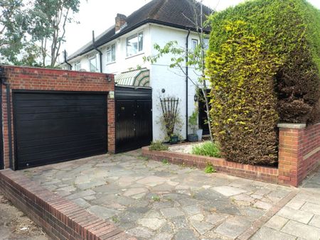 The Fairway, NW7, London - Photo 3