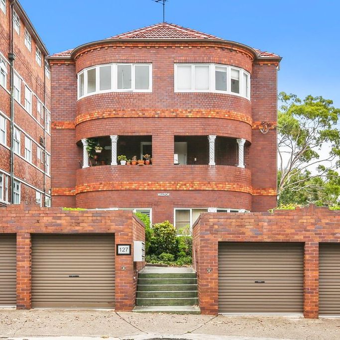 Tranquil Art Deco Apartment with Lock Up Garage - Photo 1