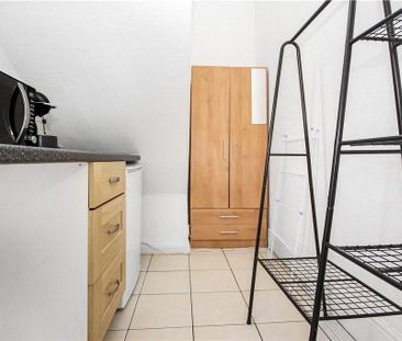 Studio to rent - Photo 6