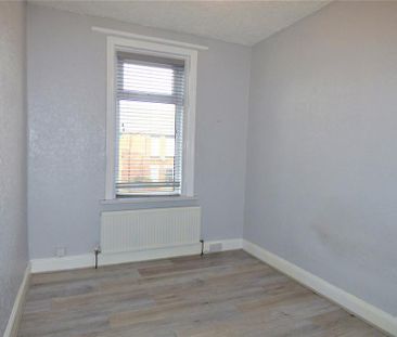 3 bedroom flat to rent - Photo 4